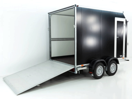Vezeko Kofferanhänger VK Sandwich Black 2,7t|Rampe|Tür|Schräge