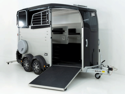 Ifor Williams Pferdeanhänger HBX 511|Sattelkammer|neues Modell|rot